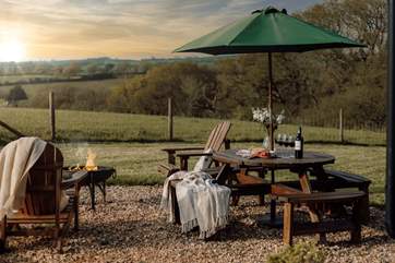 Pour a glass of your favourite and gather around the firepit as the sun disappears beyond the horizon.