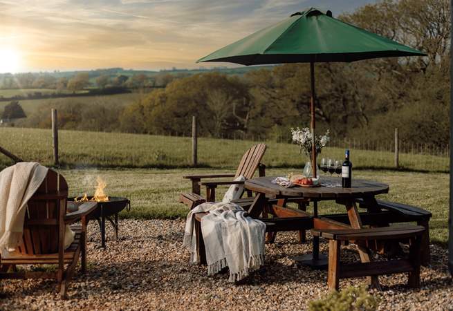 Pour a glass of your favourite and gather around the firepit as the sun disappears beyond the horizon. 