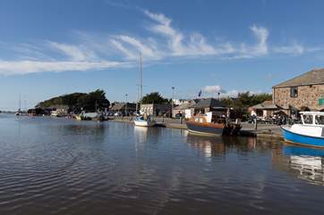 The traditional seaside town of Bude is only a mile away.