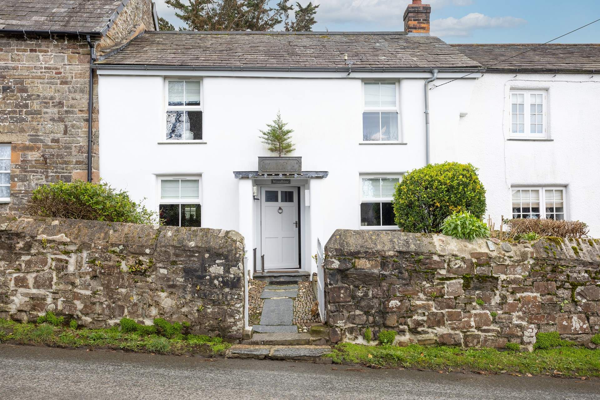 Welcome to Puffin's Nest. This gorgeous 17th Century cottage nestles in the heart of the village.