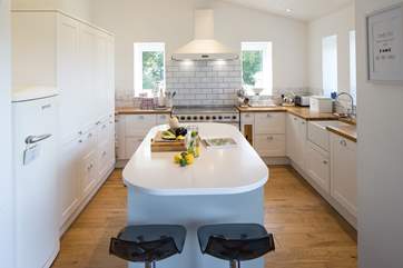 The well-equipped kitchen-area.