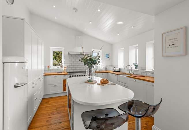 The well-equipped kitchen-area.