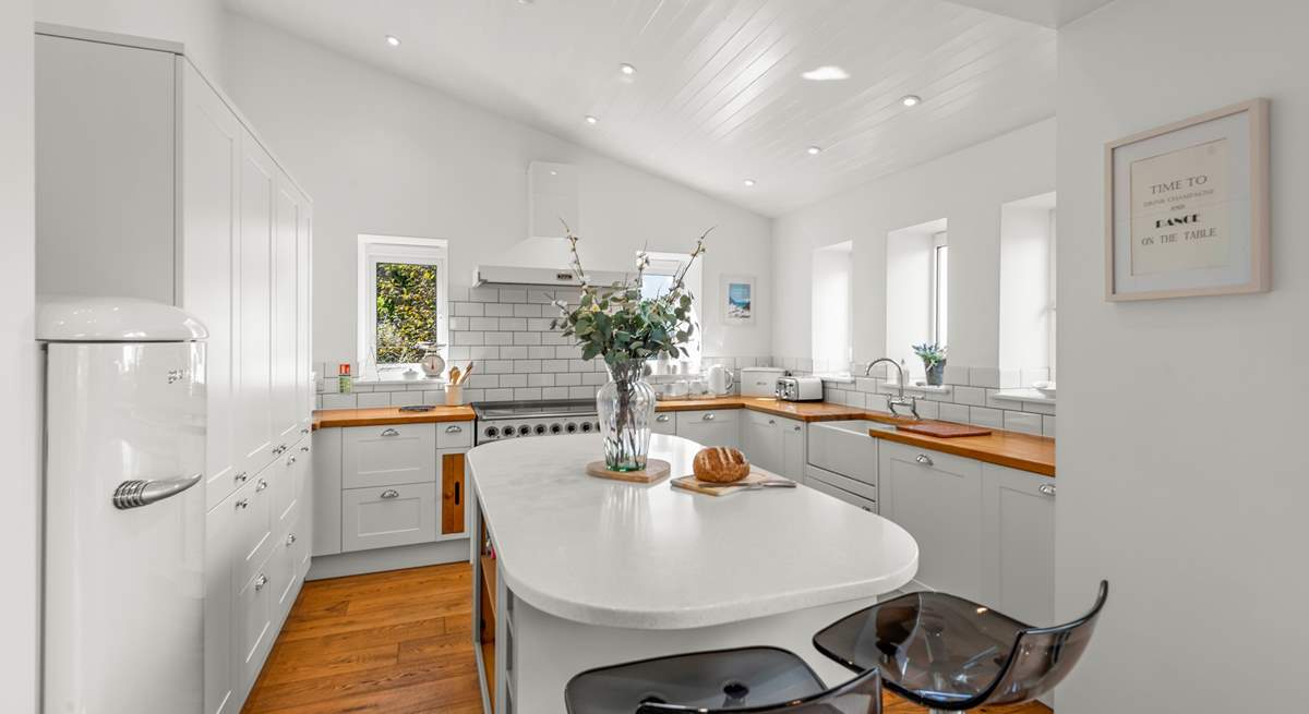 The well-equipped kitchen-area.