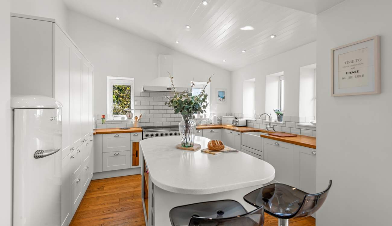 The well-equipped kitchen-area.