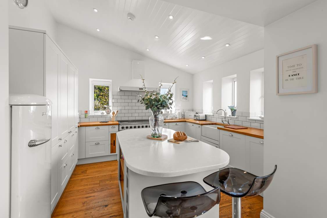 The well-equipped kitchen-area.