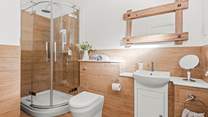 and an en suite shower-room.