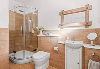 and an en suite shower-room.