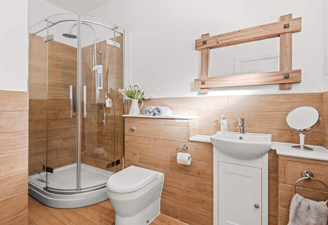 and an en suite shower-room.