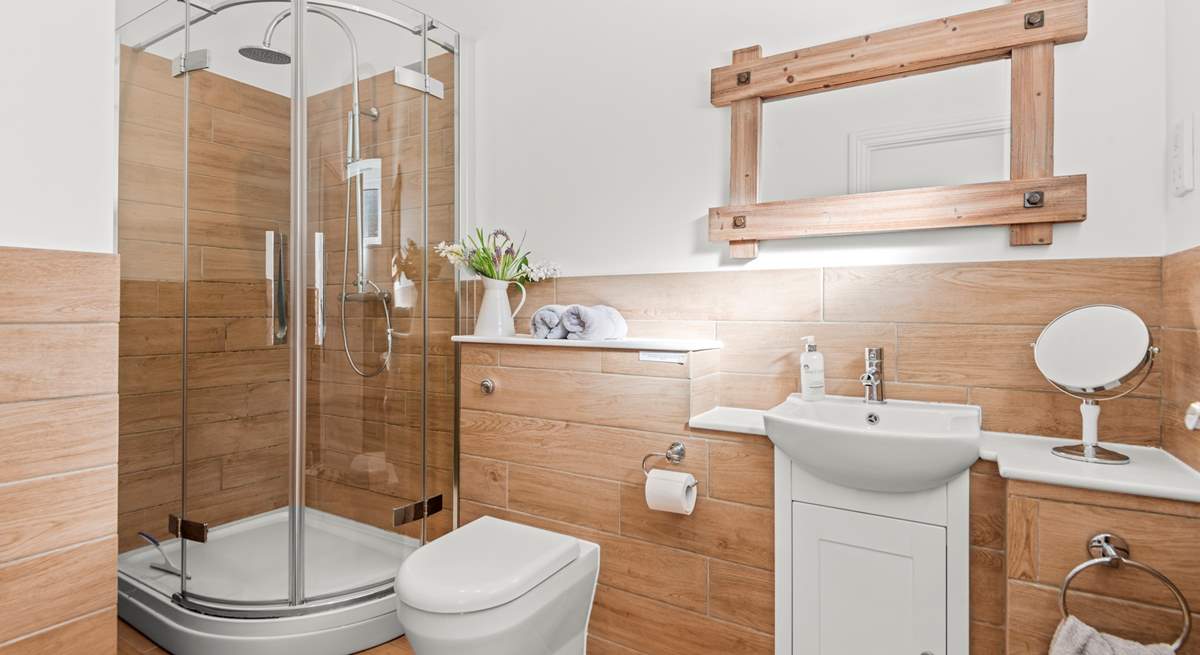 and an en suite shower-room.