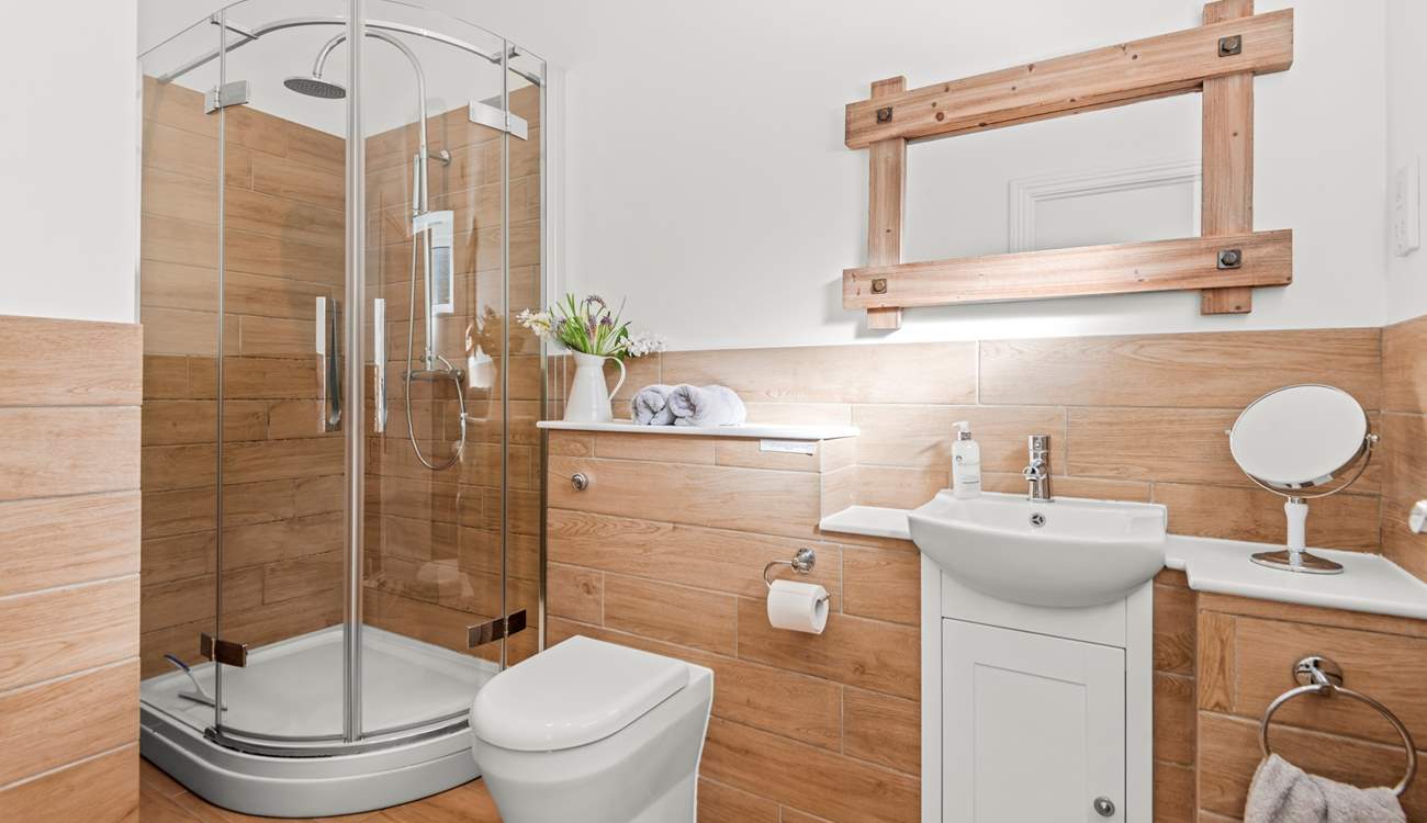 and an en suite shower-room.