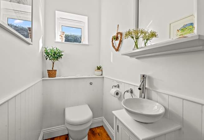 The handy cloakroom on the ground floor.