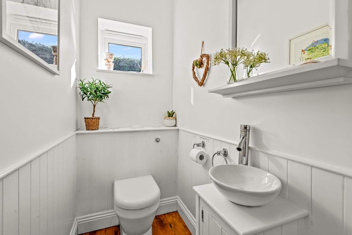 The handy cloakroom on the ground floor.