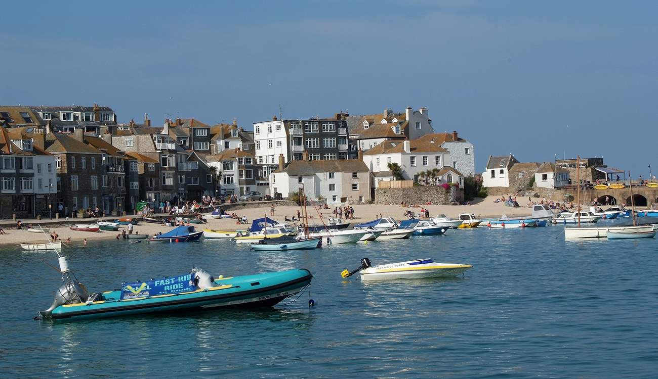 Perfect for a day out exploring, with its wonderful beaches, ancient cobbled streets and numerous great eateries, bustling St Ives is a short drive away.