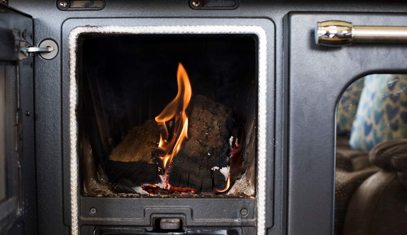 Cosiness is ensured with the wood-fired range. 