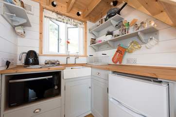The compact and cute kitchen has a one ring induction hob, combination microwave and fridge freezer for all those holiday treats.