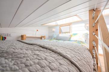 The super cosy sleeping-area has limited headroom; 98cm into the window recess, 77cm to the ceiling and 35cm at the foot of the bed.