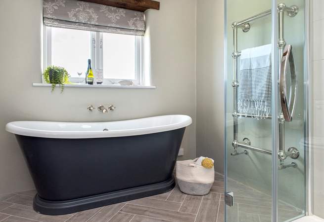 The en suite even has the luxury of a freestanding bath.