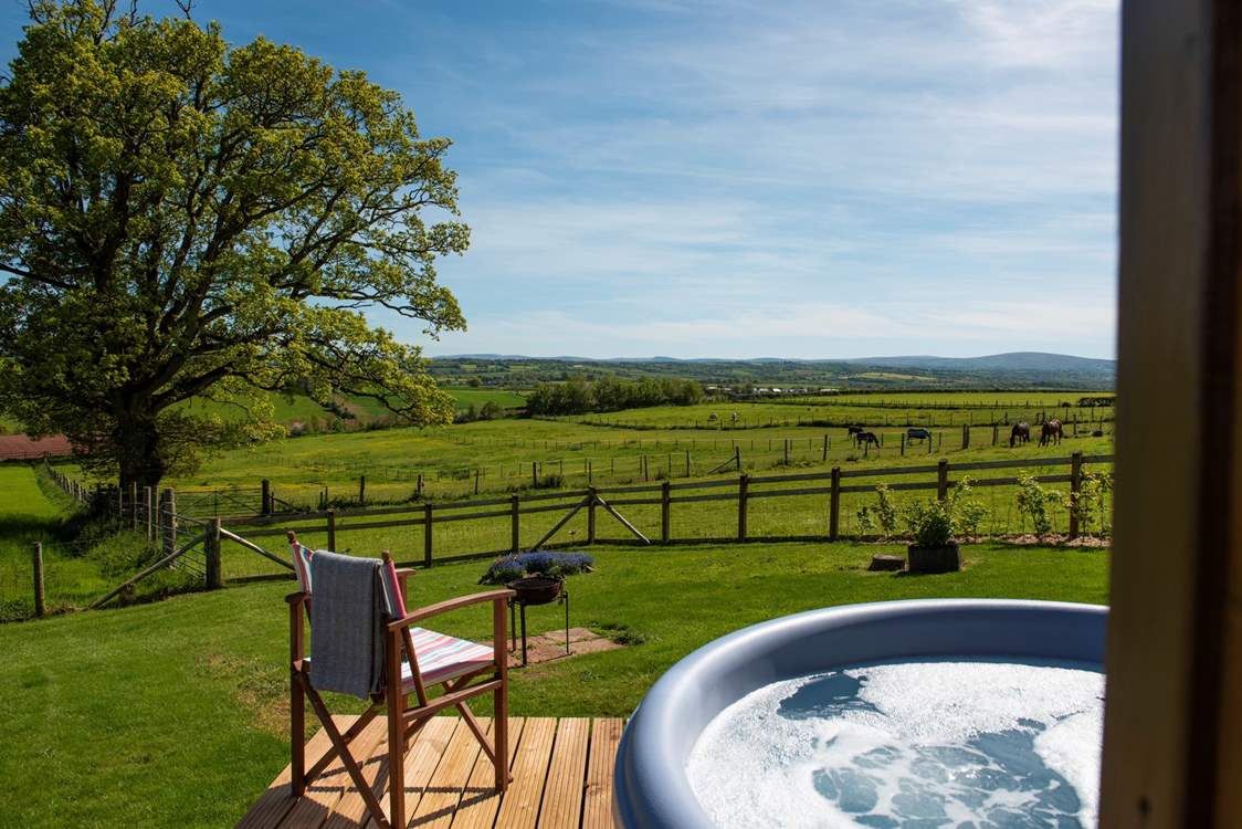 The Wagon with Faraway Views by name and by nature, complete with a bubbling hot tub, bliss!