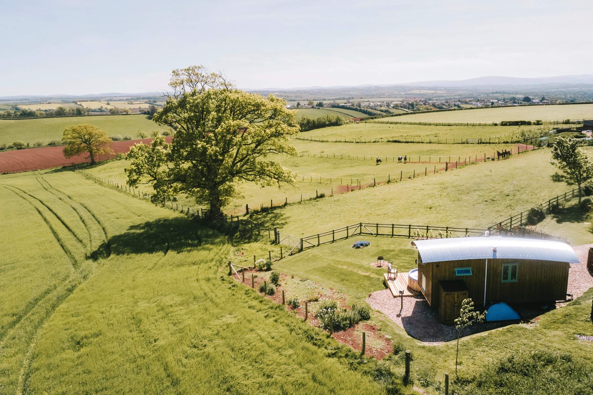 Far-reaching views out to Dartmoor National Park surround this Unique Hideaway. 