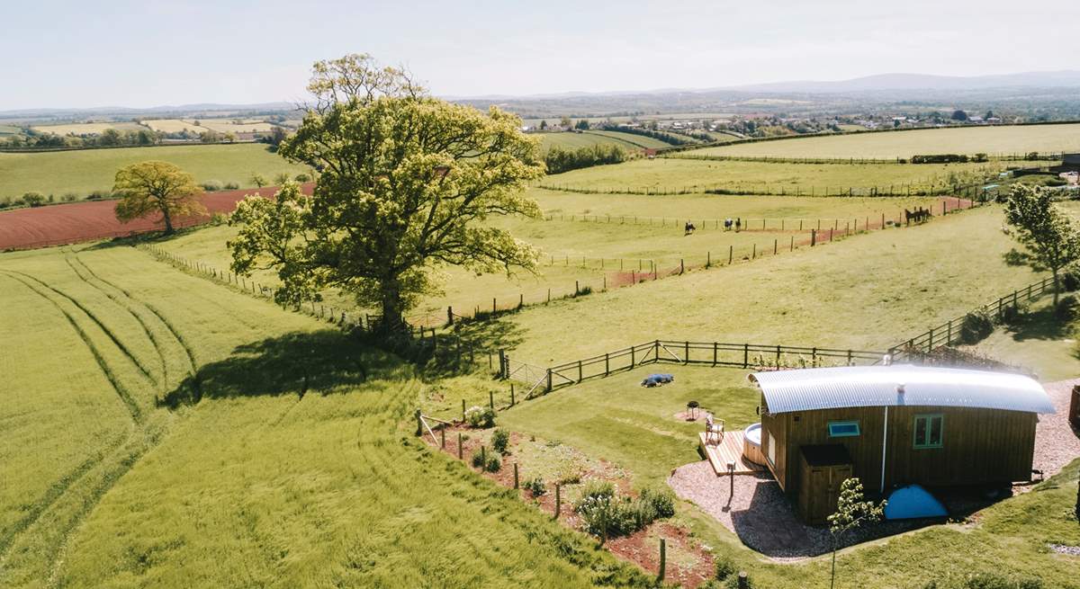 Far-reaching views out to Dartmoor National Park surround this Unique Hideaway. 