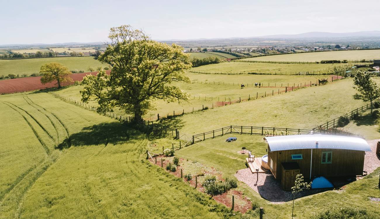 Far-reaching views out to Dartmoor National Park surround this Unique Hideaway. 