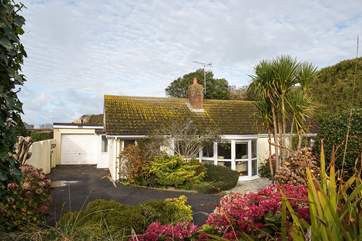 Barn Hill is a detached bungalow situated in a quiet lane off the centre of the charming village of Crantock.