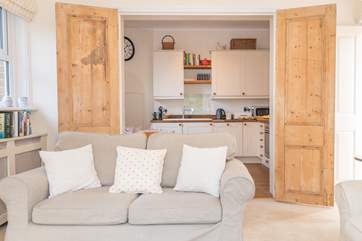 The open plan layout makes this ground floor apartment a sociable holiday home.
