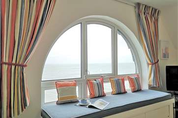 Relax and watch everyday Seaview life from the spectacular picture window.