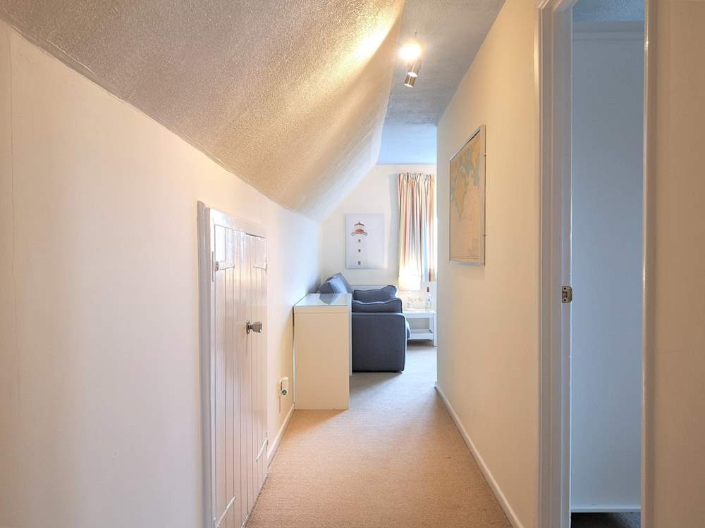 1 Starboard House is a top floor apartment which has recently been refurbished throughout.