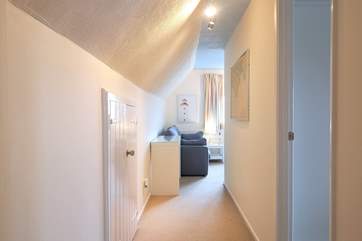 1 Starboard House is a top floor apartment which has recently been refurbished throughout.