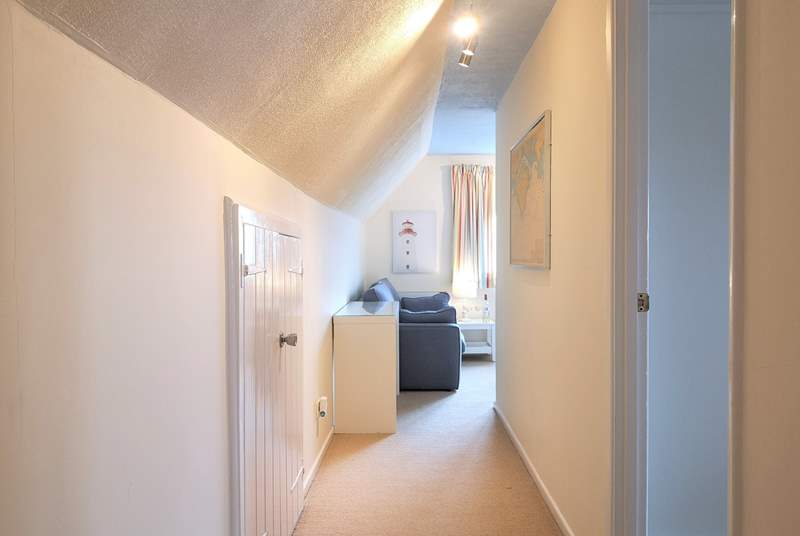 1 Starboard House is a top floor apartment which has recently been refurbished throughout. 