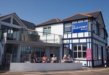 Enjoy eating out at The Old Fort pub in Seaview which is located on the sea front. 