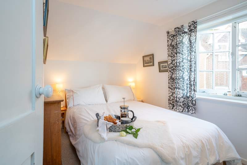 This lovely double bedroom ensures you awake refreshed and ready for a day at the beach.