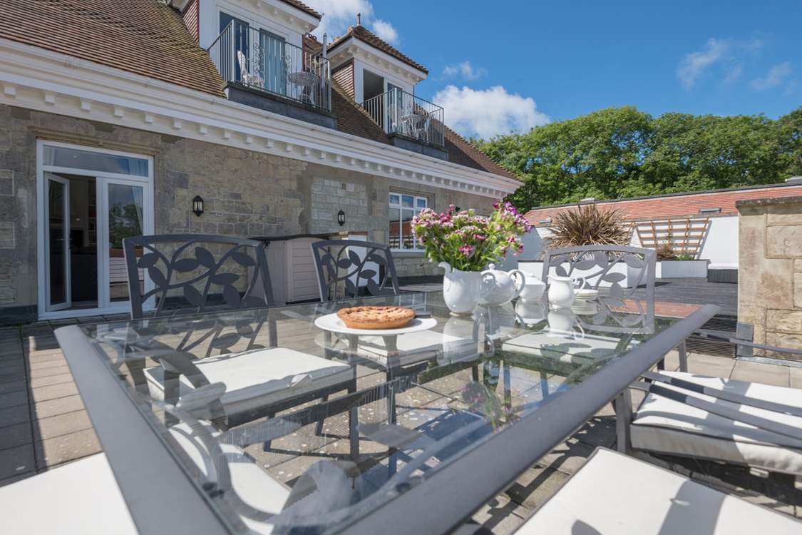 The dining-area on the terrace.