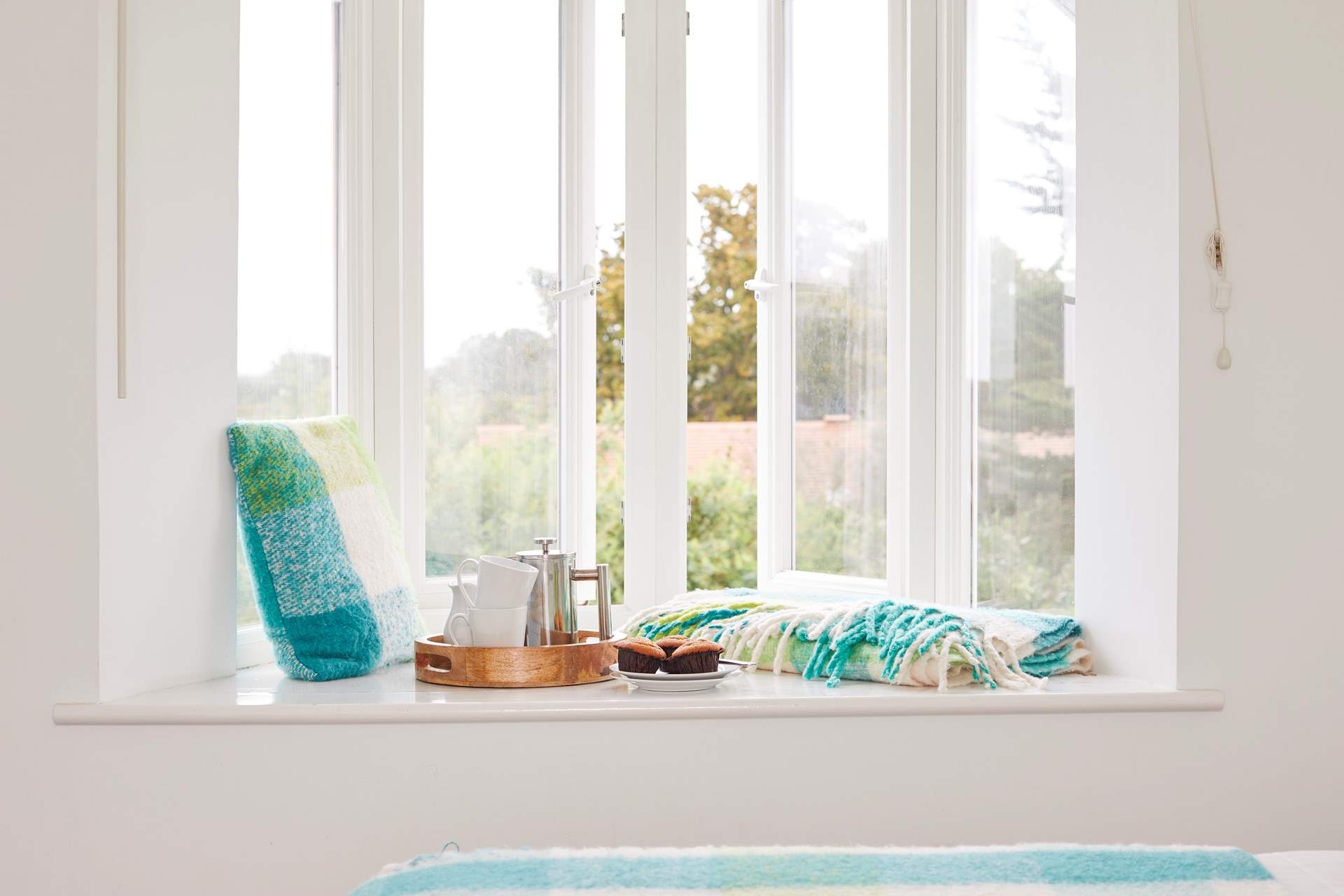 Let the fresh sea breeze flow through the room. 