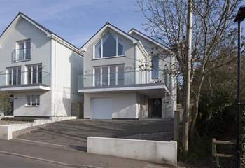 The exterior of the property can be found on Old Seaview Lane and is just a short walk into Seaview Village.