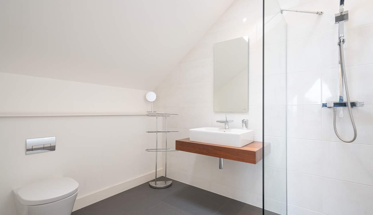 The main bedroom's en suite shower-room.