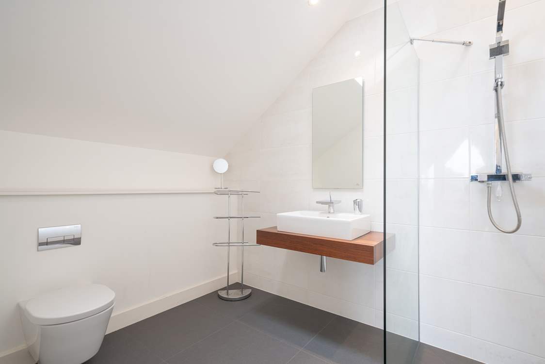 The main bedroom's en suite shower-room.