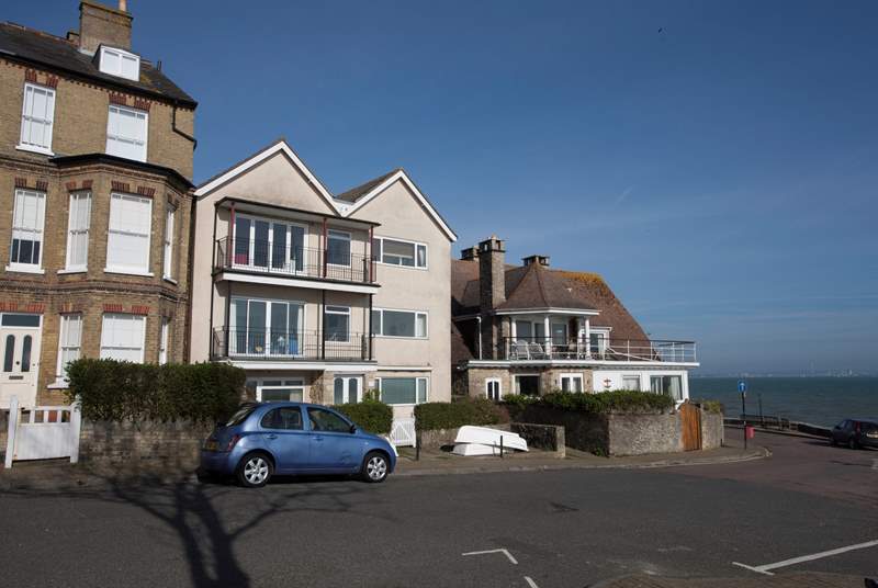 2 Quay Rocks is a first floor apartment at the bottom of Seaview High Street.