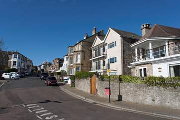 Located at the bottom of Seaview High Street, 2 Quay Rocks is situated in a desirable location.