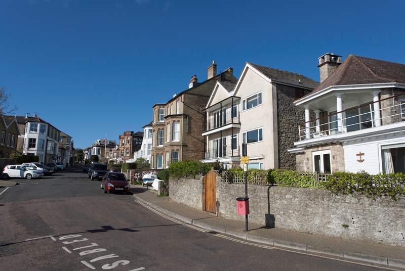 Located at the bottom of Seaview High Street, 2 Quay Rocks is situated in a desirable location.
