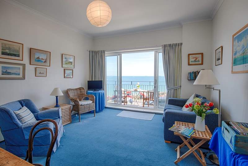 2 Quay Rocks has traditional furniture, with fantastic views across the Solent.