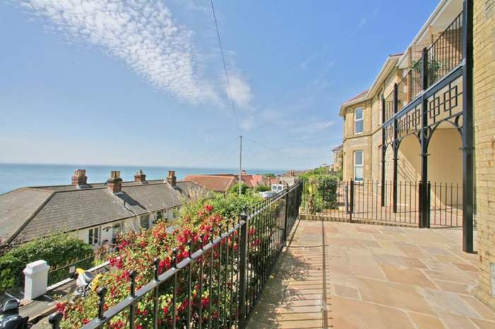 2 St Josephs is a 2 bedroom self catering apartment with sea views in Ventnor, Isle of Wight.