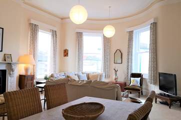 Gather with all the family in the sitting-room with dining-area.