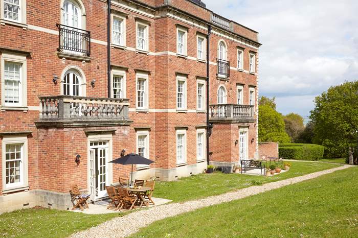 3 Springfield Court is a 3 bedroom self catering apartment near the beach in Seaview, Isle of Wight.