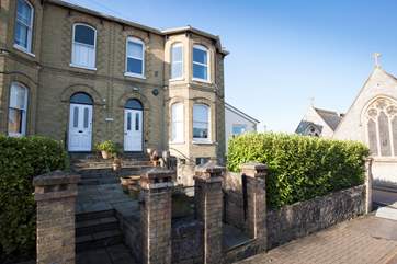 Welcome to 4 Carina in Seaview, seconds away from the High Street and just moments from the beach.