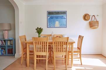 Gather around the dining-table for holiday breakfasts and long, lingering suppers.