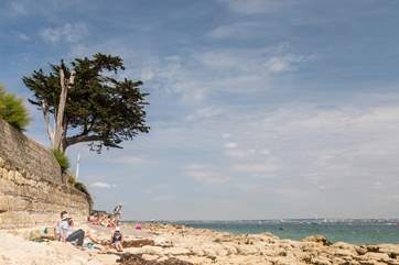 Within a few minutes' walk from 6 Seaview House you will be onto Seaview Bay.