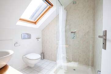 The en suite bathroom to the master bedroom.
