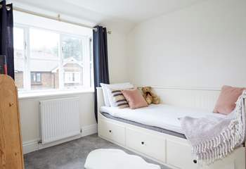 The comfortable single bedroom is cosy and full of natural light. 